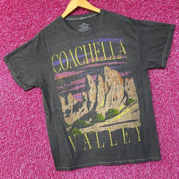 Coachella Valley Vintage-Style Graphic Design T-Shirt Medium - Picture 3 of 4
